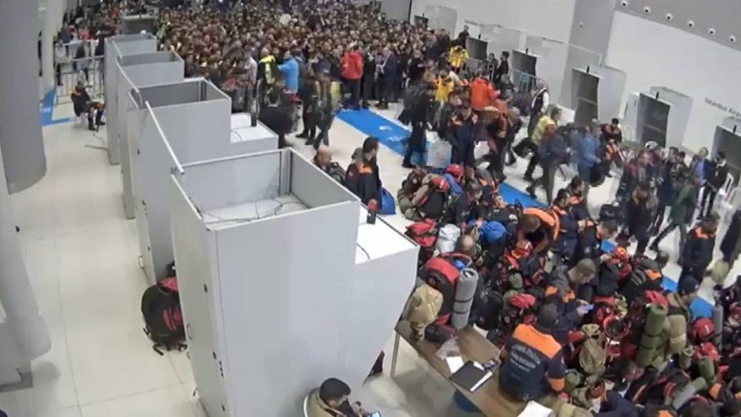 Türkiye deprem felaketine ağlıyor! Arama-kurtarma çalışmalarına katılmak için AFAD'a 100 binden fazla başvuru yapıldı 5